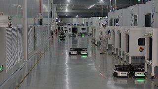 光伏工廠里的智能“載客師傅”與“調(diào)度員” AI驅(qū)動(dòng)的未來車間已來